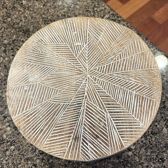 🏠 Bohemian Styled Wooden Stand - Picture 2 of 5